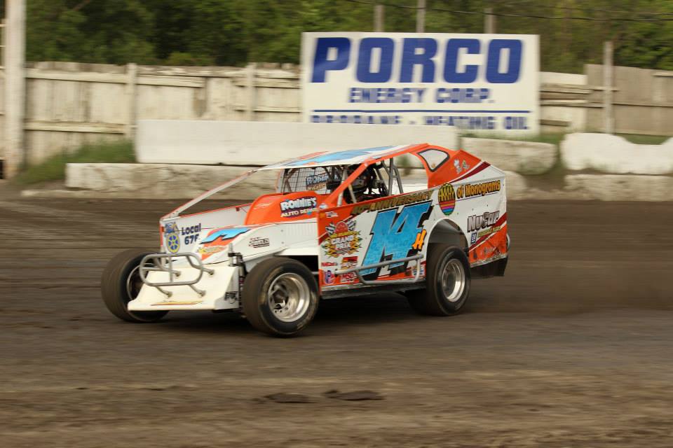 The Jeffer Jeff Heotzler pilots the Roberts Racing 14h 358 Modified at OCFS on May 30th, 2015. The Jeffer went on to finish 6th vs. the big block modifieds in the feature!